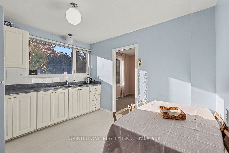 22 Lavina Crescent, South of Baseline to Knoxdale, ON K2H 7P2 10