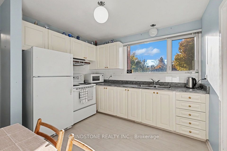 22 Lavina Crescent, South of Baseline to Knoxdale, ON K2H 7P2 9