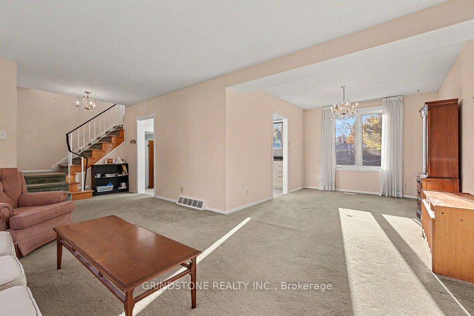 22 Lavina Crescent, South of Baseline to Knoxdale, ON K2H 7P2 5