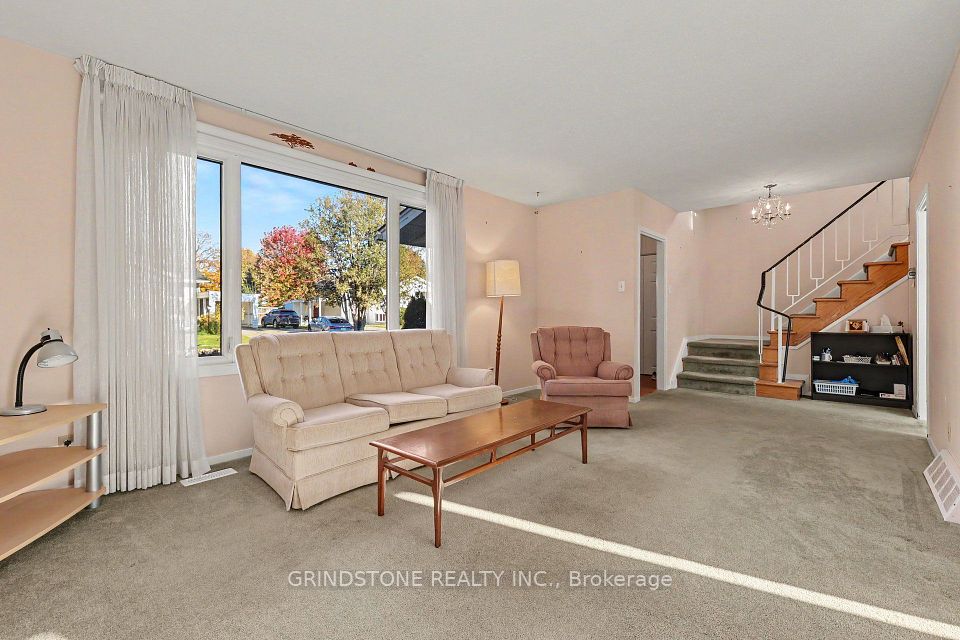 22 Lavina Crescent, South of Baseline to Knoxdale, ON K2H 7P2 3