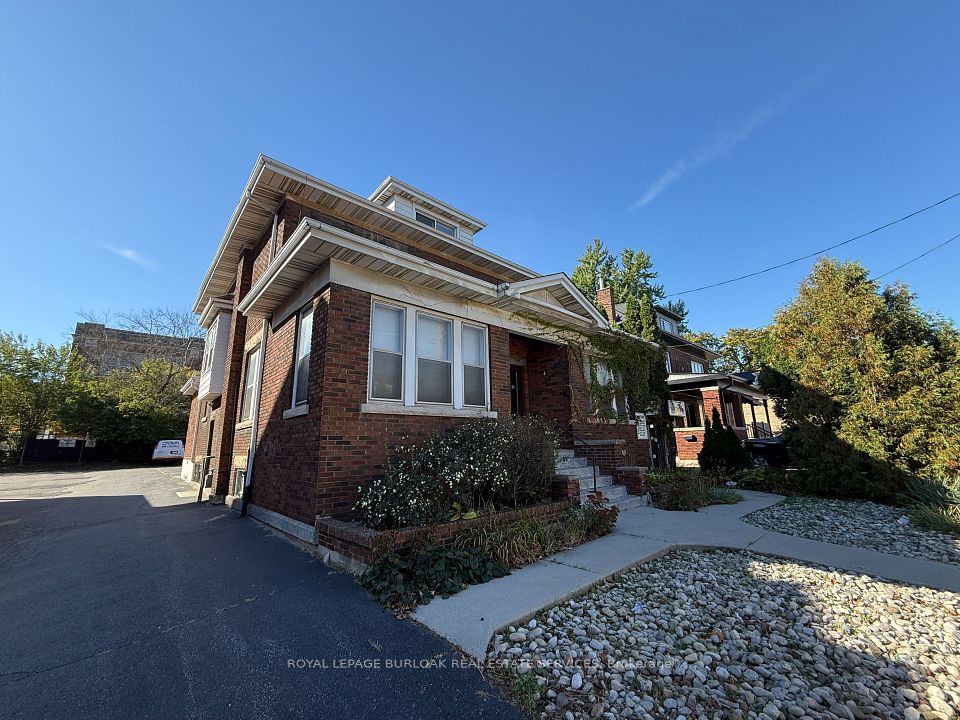 826 Main Street E, Hamilton, ON L8M 1L6