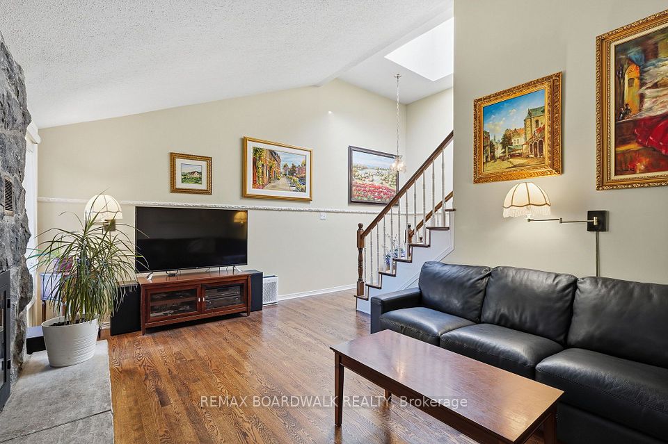 19 Cullen Court, South of Baseline to Knoxdale, ON K2G 4Z2 21