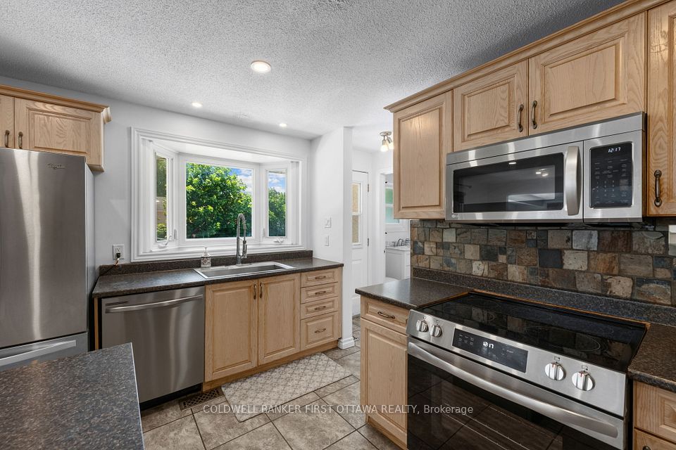 12 Bradgate Drive, South of Baseline to Knoxdale, ON K2G 0R6 11