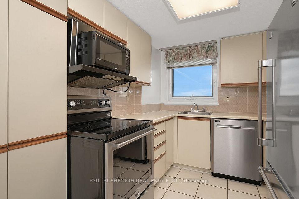 80 Sandcastle Drive 815, South of Baseline to Knoxdale, ON K2H 9E7 12