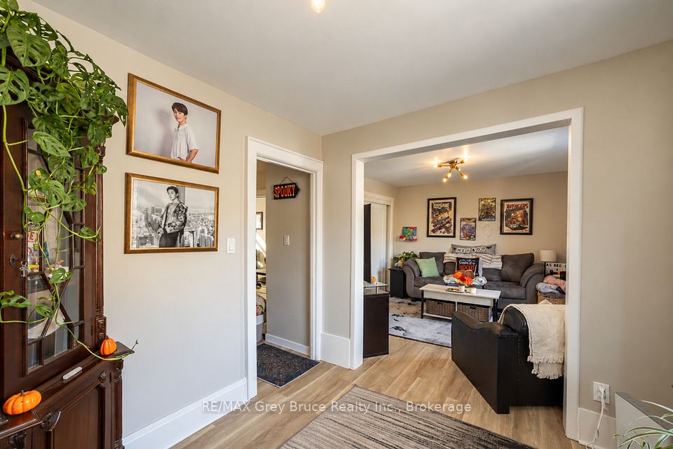 516 4th Avenue E, Owen Sound, ON N4K 2N2 6