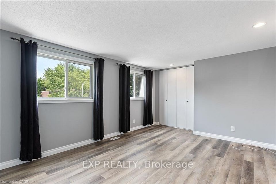 432B Dunvegan Drive, Waterloo, ON N2K 2C7 12