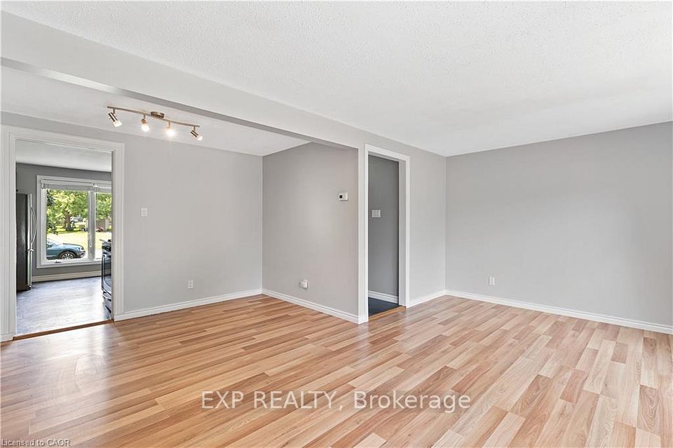432B Dunvegan Drive, Waterloo, ON N2K 2C7 8