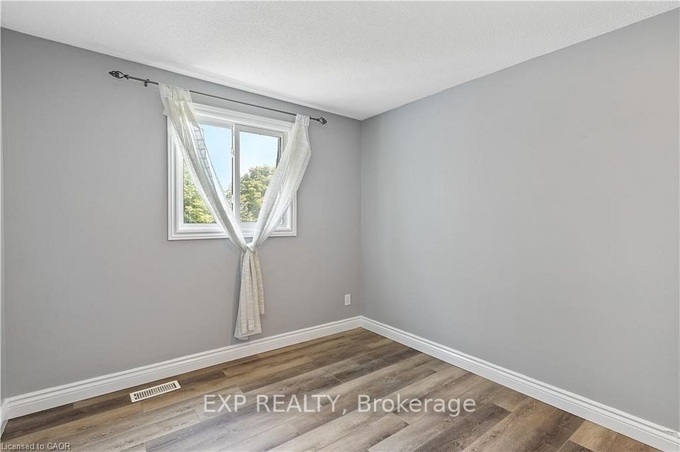 432B Dunvegan Drive, Waterloo, ON N2K 2C7 14