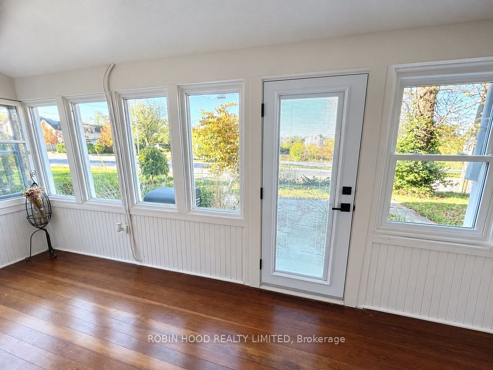160 Oakdale Avenue, St. Catharines, ON L2P 2K9 2