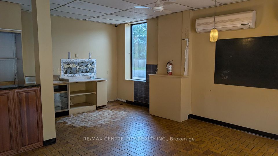 46 Blackfriars Street Main, London North, ON N6H 1K7 5