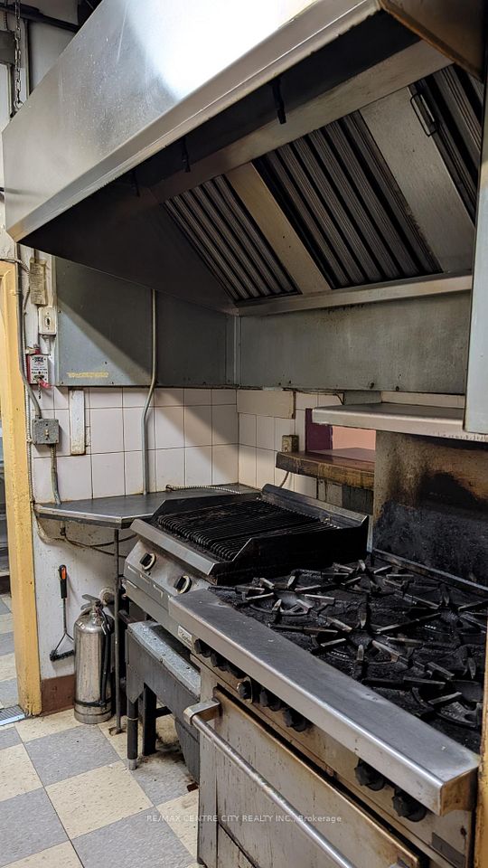 46 Blackfriars Street Main, London North, ON N6H 1K7 6
