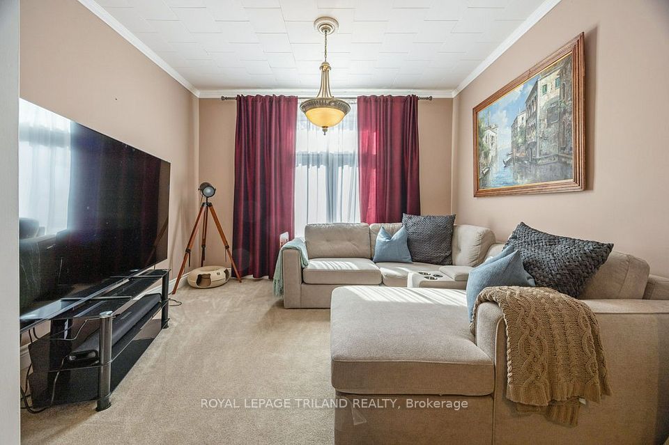1030 York Street, London East, ON N5W 2T5 9