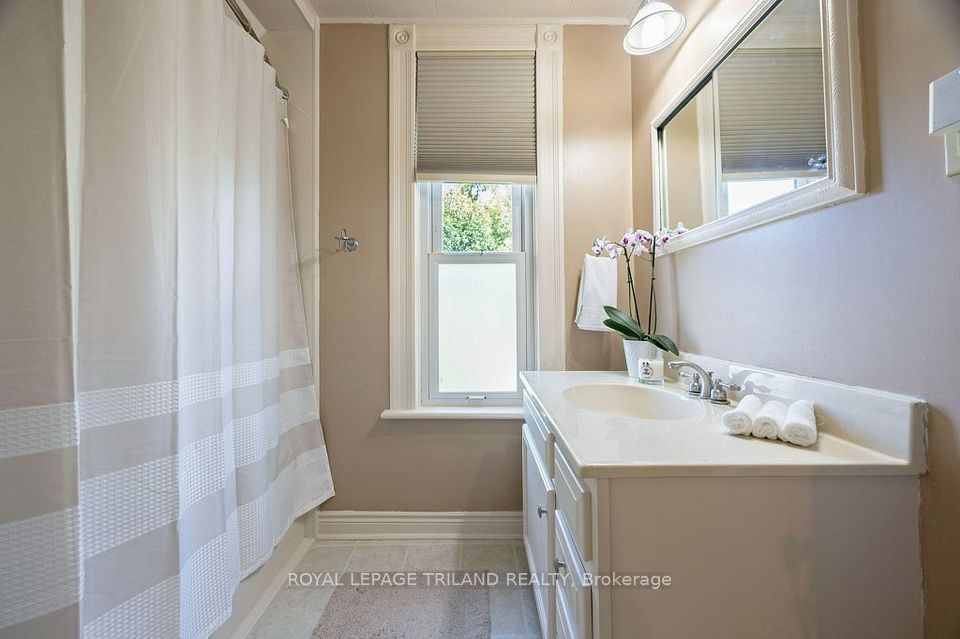 1030 York Street, London East, ON N5W 2T5 25