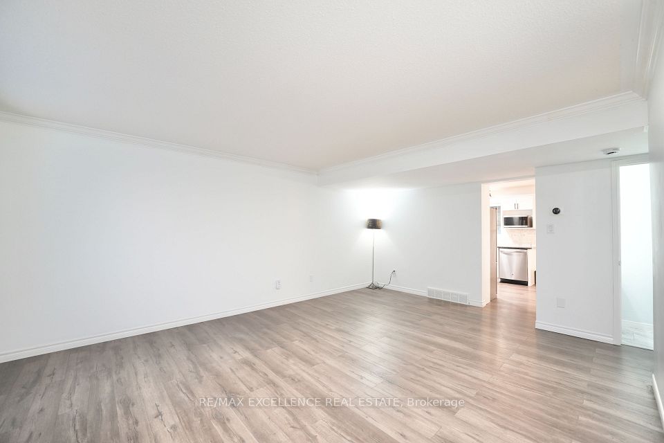 41 Roman Crescent, London East, ON N5V 4W4 7
