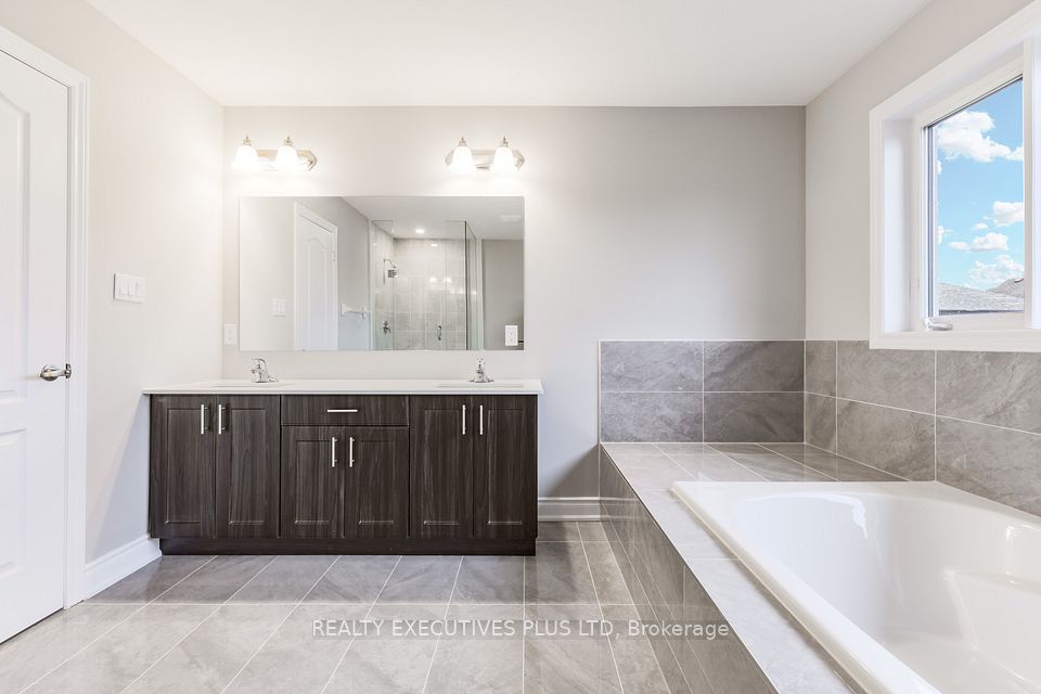 15 Venture Way, Thorold, ON L2V 0G9 18