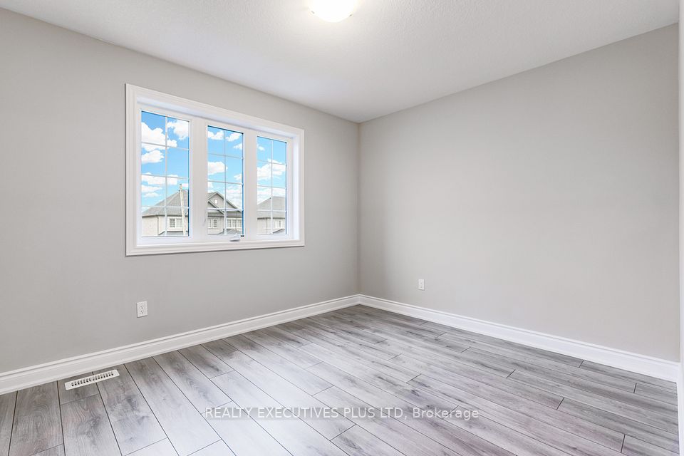 15 Venture Way, Thorold, ON L2V 0G9 25