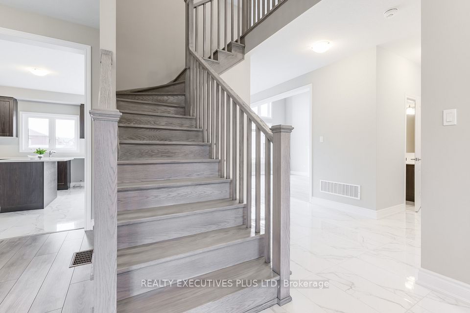 15 Venture Way, Thorold, ON L2V 0G9 13