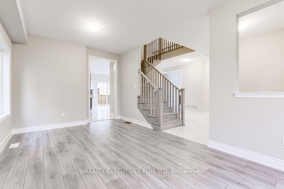 15 Venture Way, Thorold, ON L2V 0G9 12