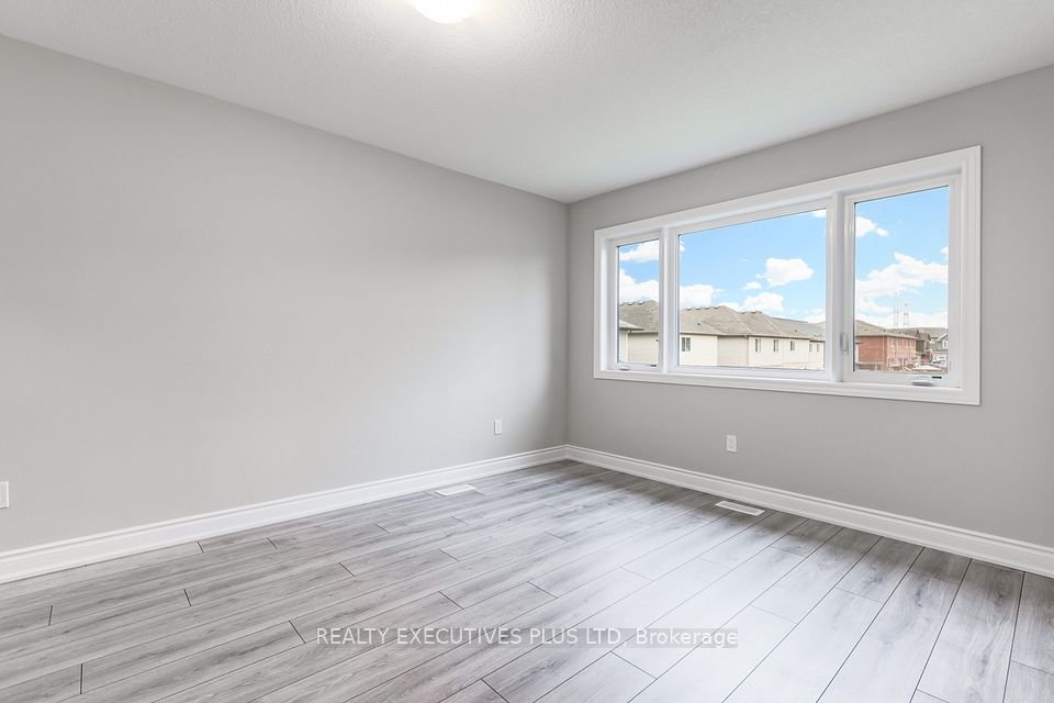 15 Venture Way, Thorold, ON L2V 0G9 16