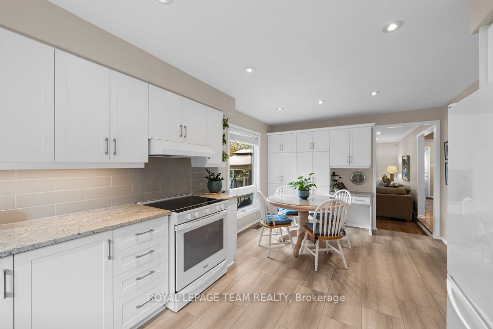 16 Phylis Street, Barrhaven, ON K2J 1V2 14
