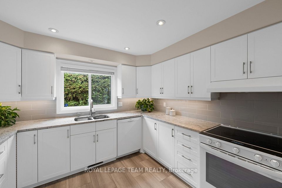 16 Phylis Street, Barrhaven, ON K2J 1V2 12