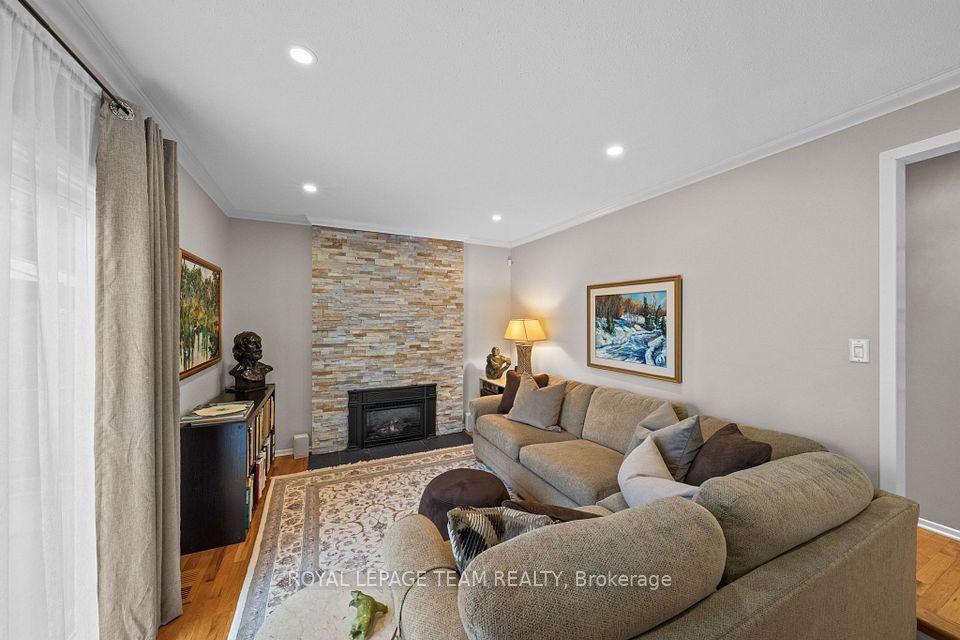 16 Phylis Street, Barrhaven, ON K2J 1V2 18