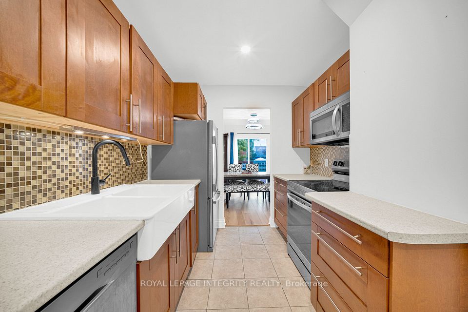 27 Danaher Drive, Barrhaven, ON K2J 3Y5 11