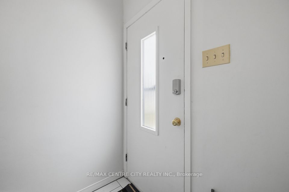 1564 Nairn Avenue, London East, ON N5V 2P2 4