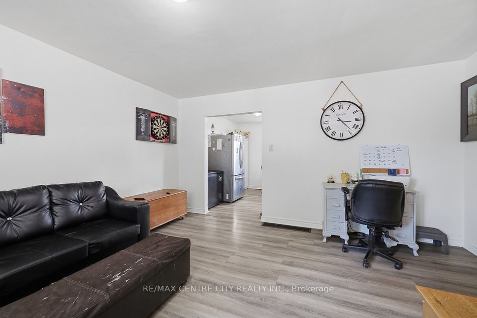 1564 Nairn Avenue, London East, ON N5V 2P2 8