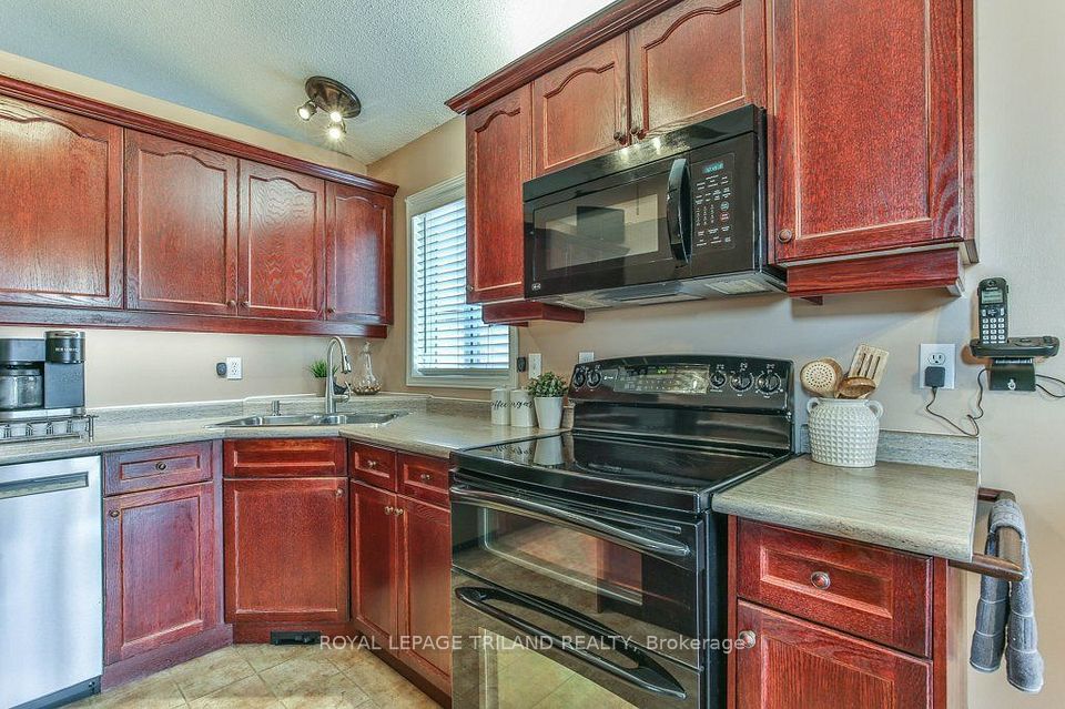 54 BOWCOTT Crescent, London East, ON N5V 4W8 17
