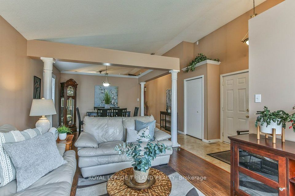 54 BOWCOTT Crescent, London East, ON N5V 4W8 8
