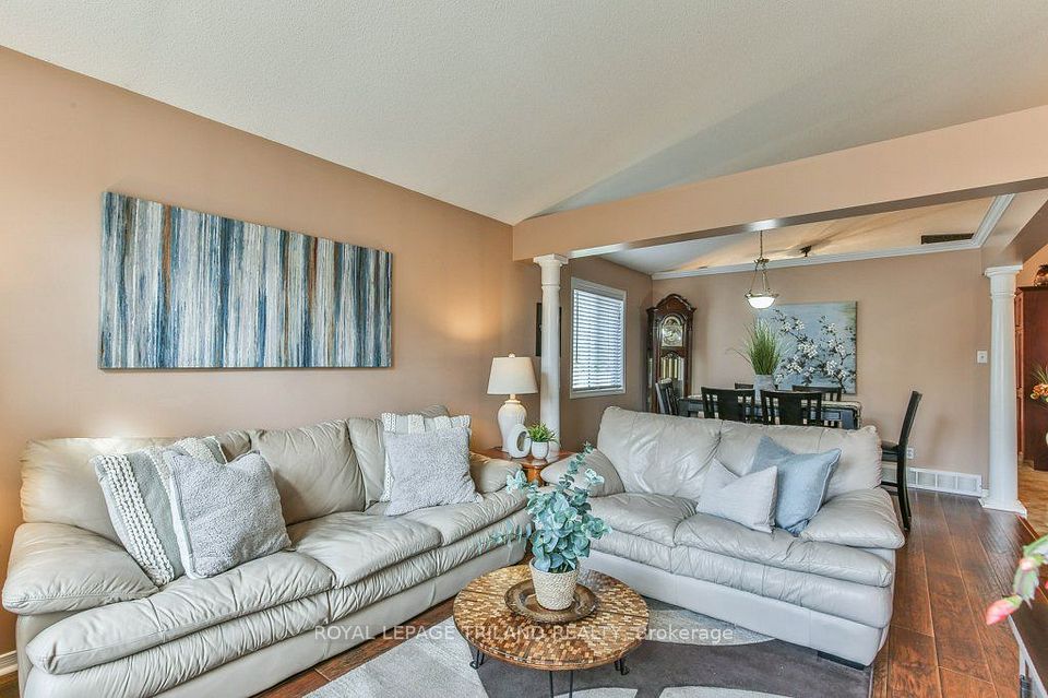54 BOWCOTT Crescent, London East, ON N5V 4W8 7