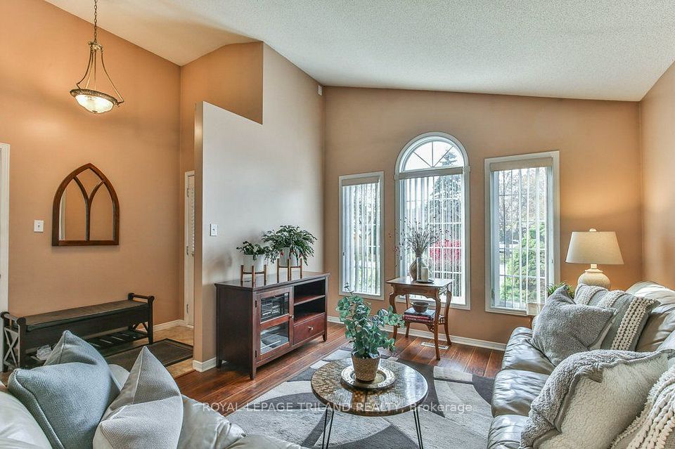 54 BOWCOTT Crescent, London East, ON N5V 4W8 6