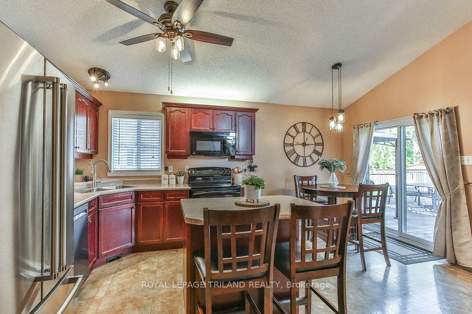 54 BOWCOTT Crescent, London East, ON N5V 4W8 13