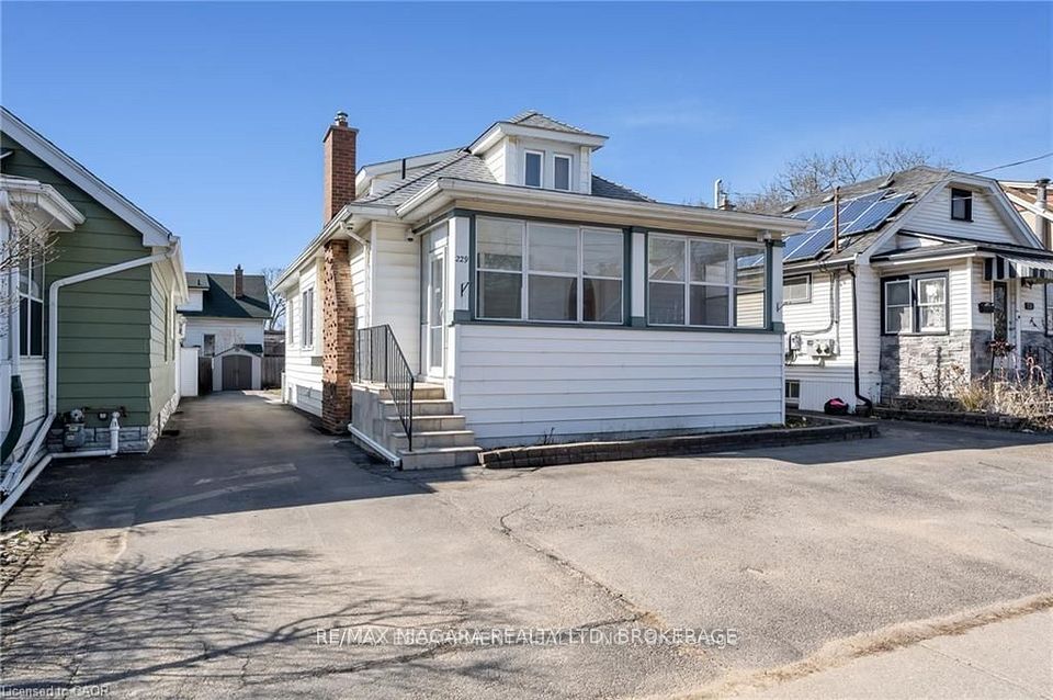 Detached at 229 Geneva Street E A, St. Catharines, ON L2R 4R1