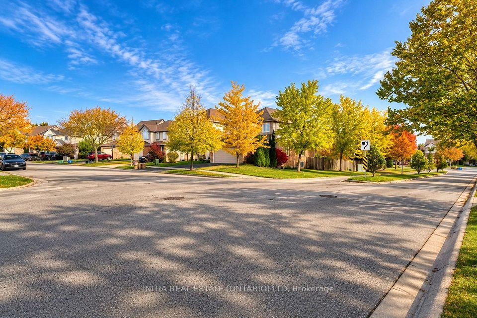 648 Oakcrossing Road, London North, ON N6H 5T7 4
