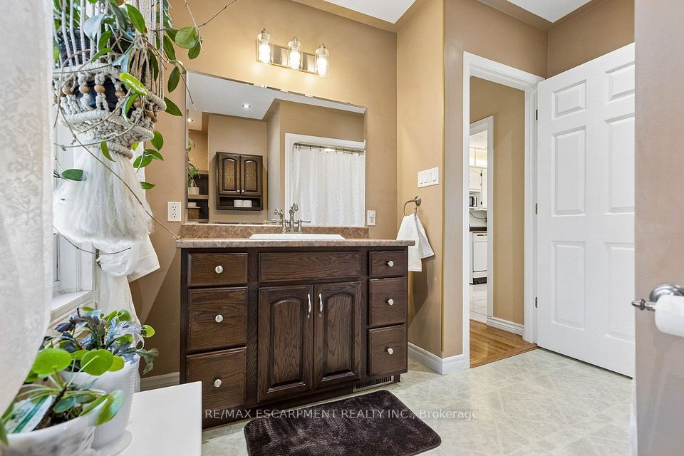 899 Hamilton Road, London East, ON N5Z 1W1 23