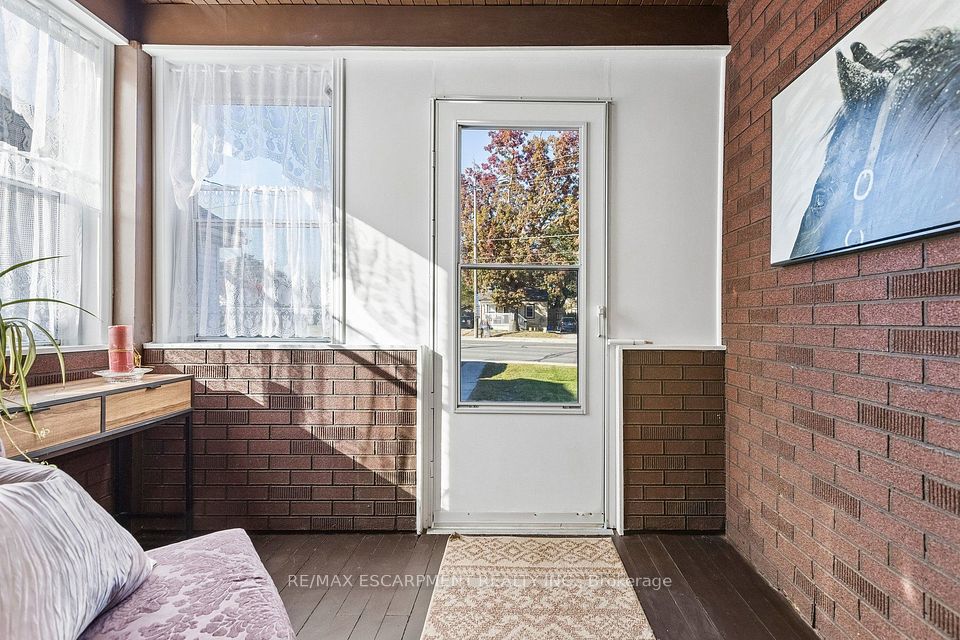 899 Hamilton Road, London East, ON N5Z 1W1 5