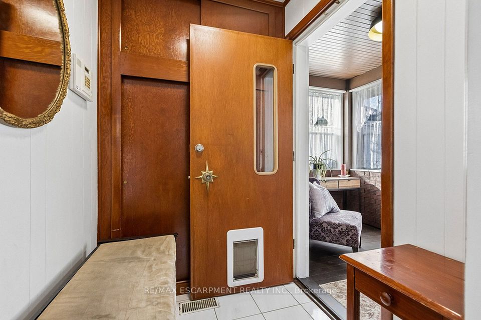 899 Hamilton Road, London East, ON N5Z 1W1 9