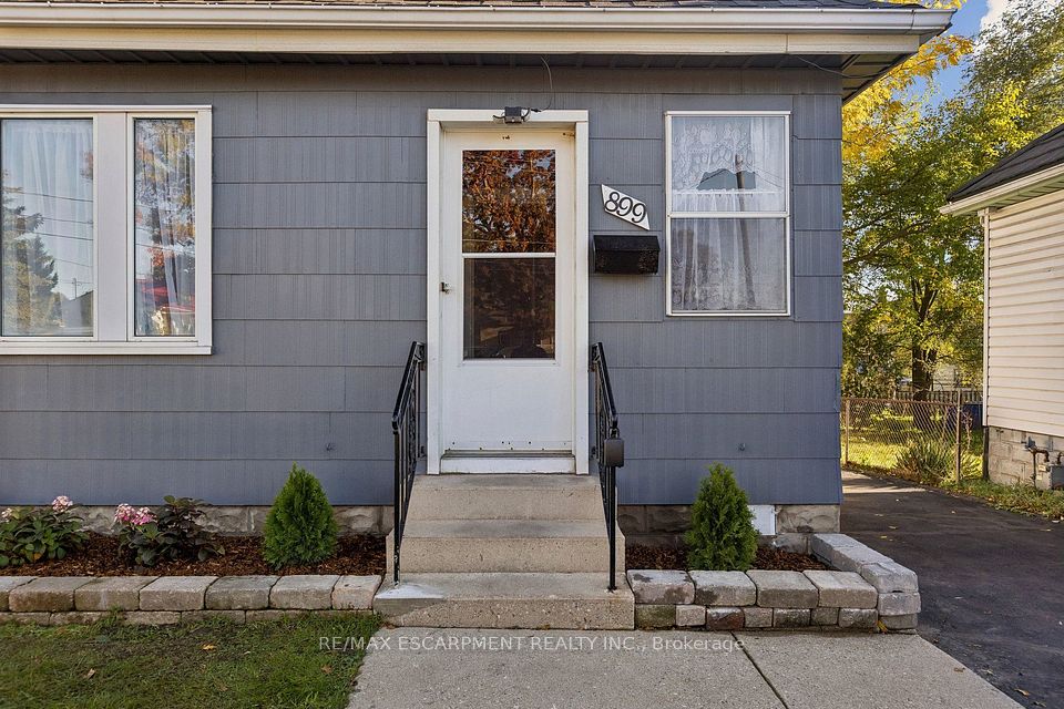 899 Hamilton Road, London East, ON N5Z 1W1 4