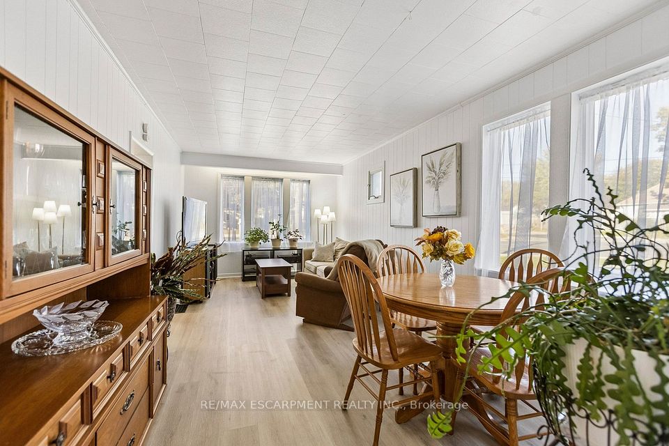 899 Hamilton Road, London East, ON N5Z 1W1 16