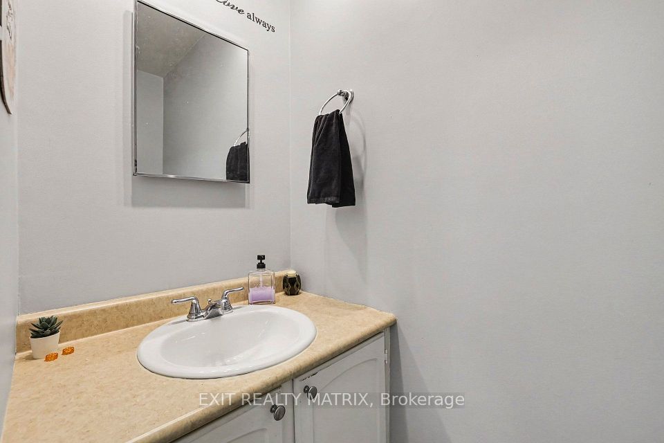 15 Basin Court, South of Baseline to Knoxdale, ON K2H 8P2 18