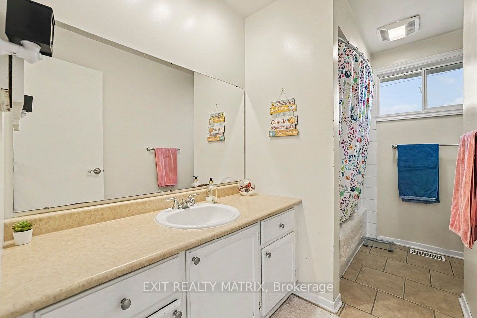 15 Basin Court, South of Baseline to Knoxdale, ON K2H 8P2 22