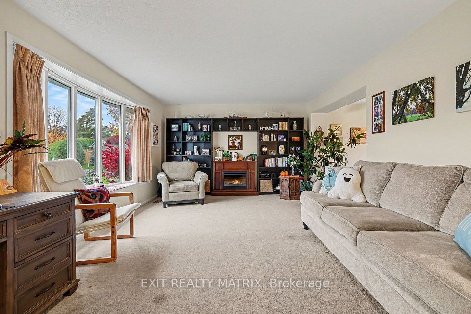 15 Basin Court, South of Baseline to Knoxdale, ON K2H 8P2 5