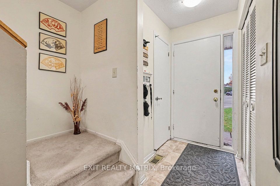 15 Basin Court, South of Baseline to Knoxdale, ON K2H 8P2 3
