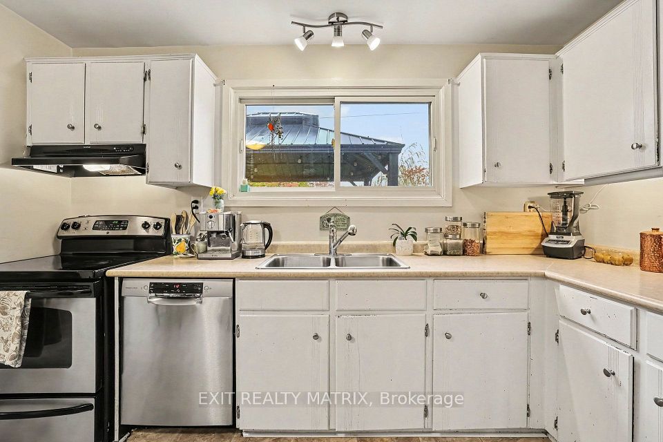 15 Basin Court, South of Baseline to Knoxdale, ON K2H 8P2 12