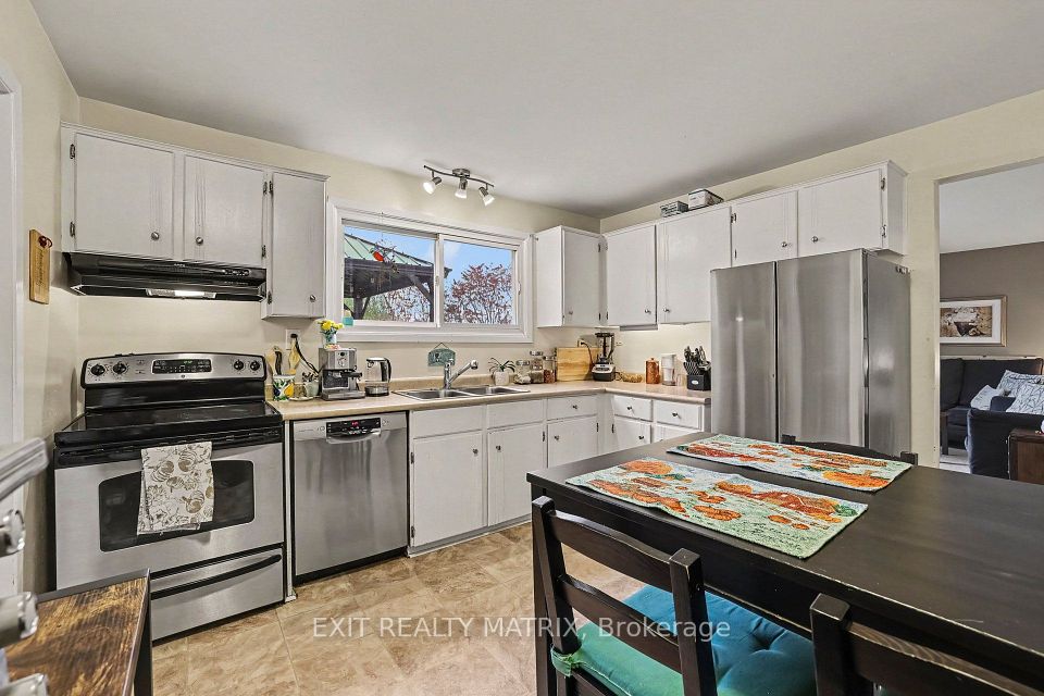 15 Basin Court, South of Baseline to Knoxdale, ON K2H 8P2 13