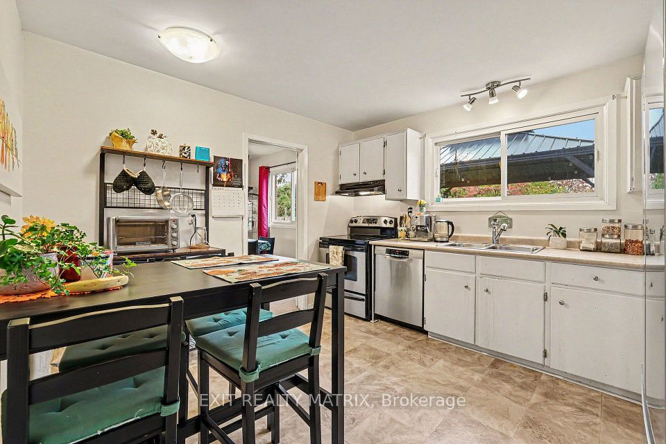 15 Basin Court, South of Baseline to Knoxdale, ON K2H 8P2 11