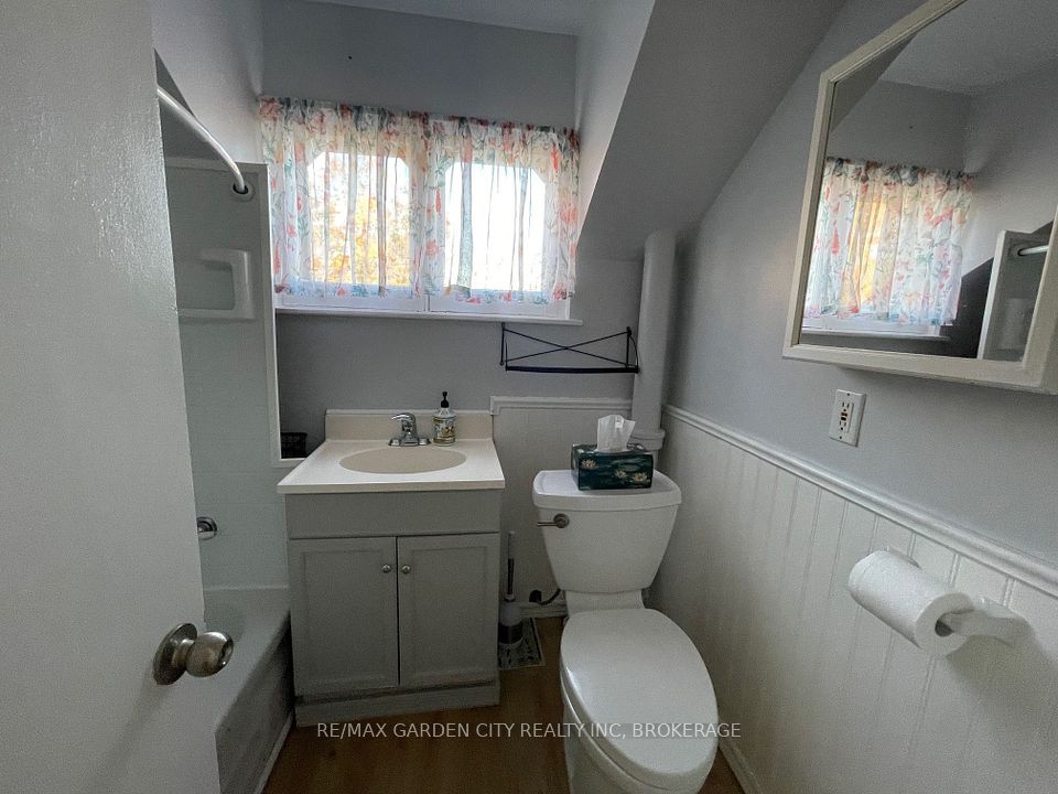 14 Welland Street S, Thorold, ON L2V 2B4 8