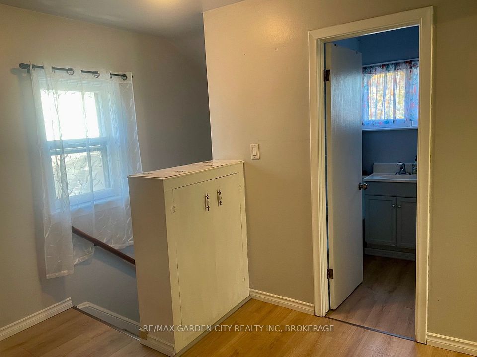 14 Welland Street S, Thorold, ON L2V 2B4 12